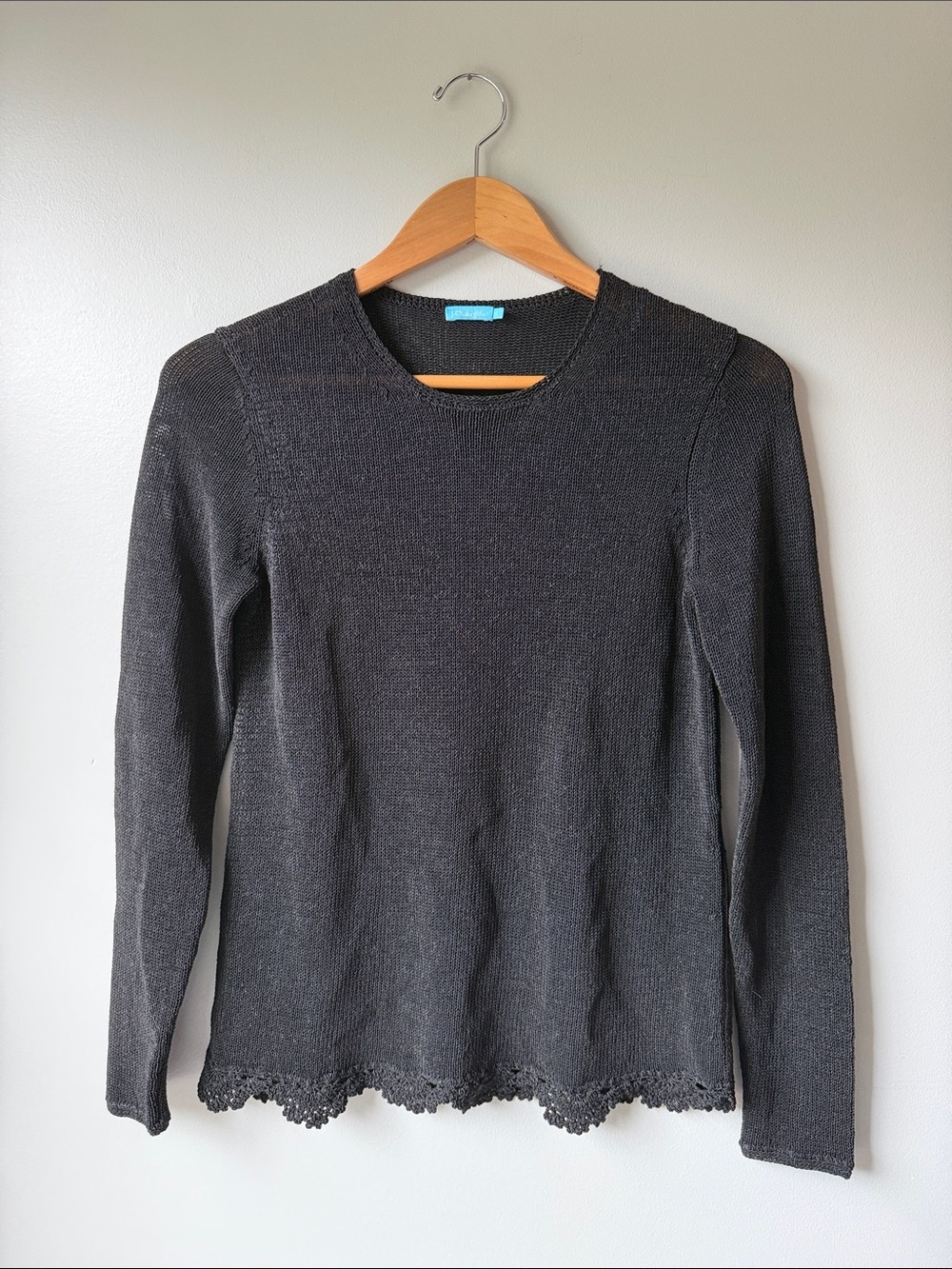 J. McLaughlin woman’s black Crewneck Sweater size S